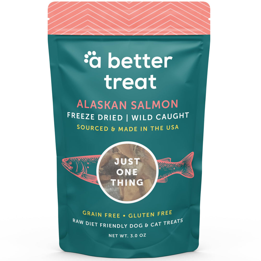 Trozo de salmón deshidratado de A Better Treat, ideal como recompensa para entrenamiento.