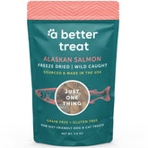 Trozo de salmón deshidratado de A Better Treat, ideal como recompensa para entrenamiento.