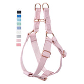 Arnés AaufiLux para perros con cuero suave y cierre rosado, diseño elegante para paseos.
