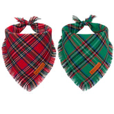 Bandana navideña ADOGGYGO para perros con borlas rojas y verdes, ideal para sesiones festivas.