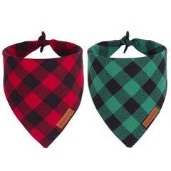 Bandana navideña de ADOGGYGO para perro en rojo y verde, ideal para sesión fotográfica festiva.
