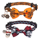 ADOGGYGO collar de gato para dia temático con araña y cráneo, ideal para fotos.