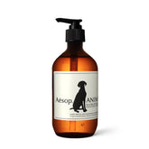 Aesop Champú para mascotas, botella en primer plano, lavado suave del pelaje.
