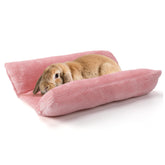 Alphatool cama conejo rosa muestra reposo cómodo para conejos y mascotas pequeñas.