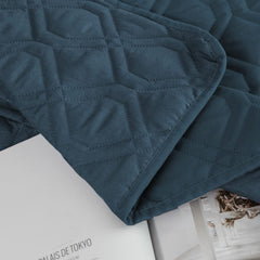 Detalle de la superficie impermeable Ameritex protegiendo muebles.