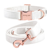 Collar de Aring pet en terciopelo blanco suave, cómodo para paseos diarios.