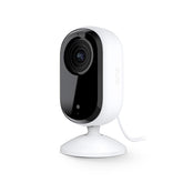 Arlo Essential cámara interior vista frontal para vigilancia clara en cualquier habitación.