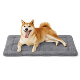 Bedsure cama para perro dentro de una jaula grande con espuma de alta densidad.
