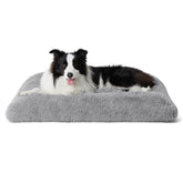 Bedsure cama grande para perro dentro de jaula con pelaje gris suave para confort.