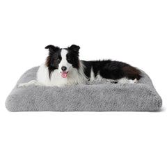 Bedsure cama grande para perro dentro de jaula con pelaje gris suave para confort.