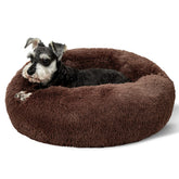 Bedsure donut cama para perro pequeño con base antideslizante en color cafe.