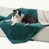 Manta Bedsure para gato impermeable protege el sofá y mantiene la zona limpia.