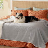 Bedsure manta impermeable con Sherpa frente, ideal para calentar la cama y proteger muebles.