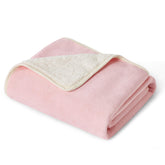 Bedsure manta impermeable para cama con sherpa cálida, ideal para uso nocturno.
