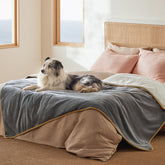 Manta Bedsure impermeable para cama con sherpa, protección duradera contra líquidos.