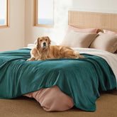 Bedsure manta impermeable para cama verde, frente visible, protección de muebles
