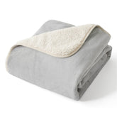 Bedsure manta impermeable para perros pequeños protegiendo el sofá