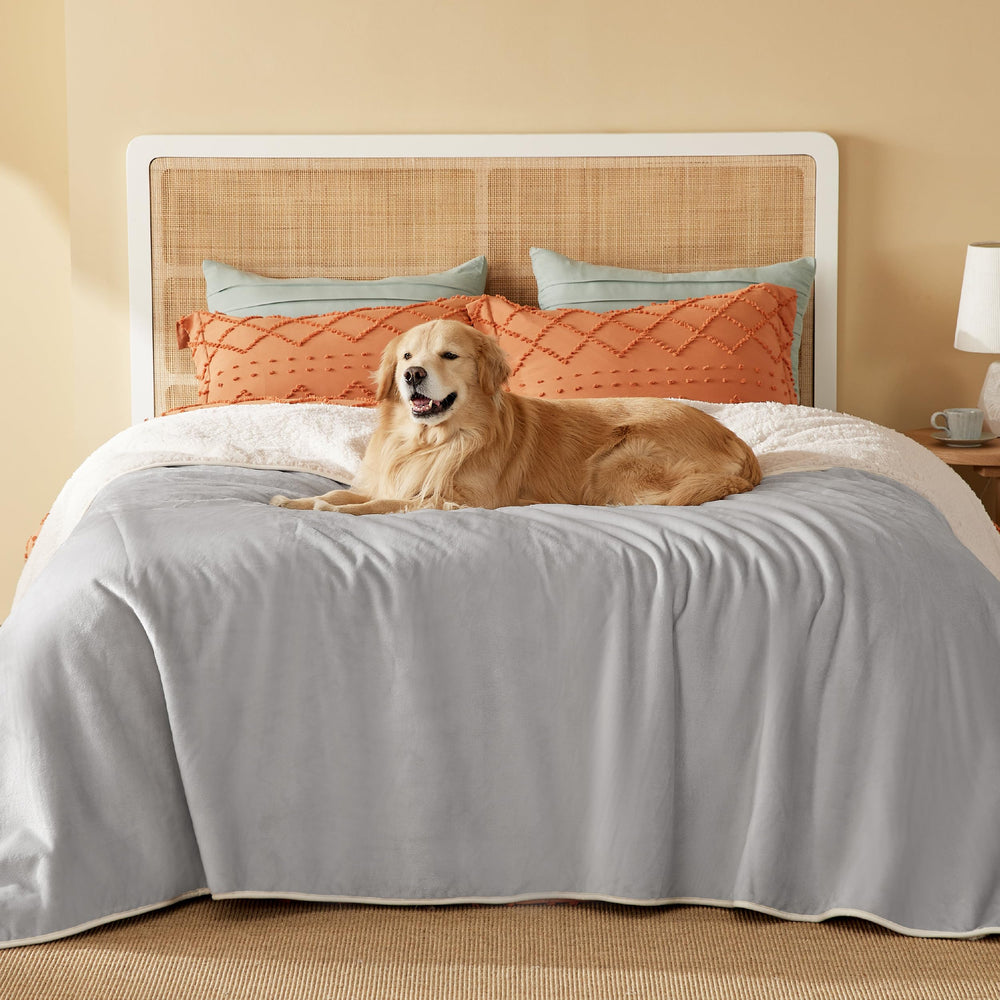 Manta Bedsure impermeable para cama con Sherpa, protege derrames y ofrece calor.