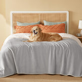 Manta Bedsure impermeable para cama con Sherpa, protege derrames y ofrece calor.