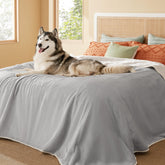 Bedsure manta impermeable con Sherpa sobre cama grande, cálida y protectora.