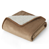 Bedsure manta impermeable para perros camel, vista frontal protegiendo el sofá