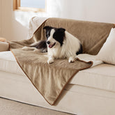 Bedsure manta impermeable para perros XL en camel, protege el sofá ante derrames.