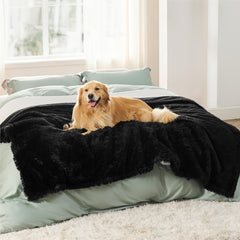 Manta Bedsure para perros impermeable en sofá, protege muebles y mantiene la mascota cómoda.