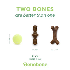 Juguete con sabor a tocino real de Benebone para perros pequeños.