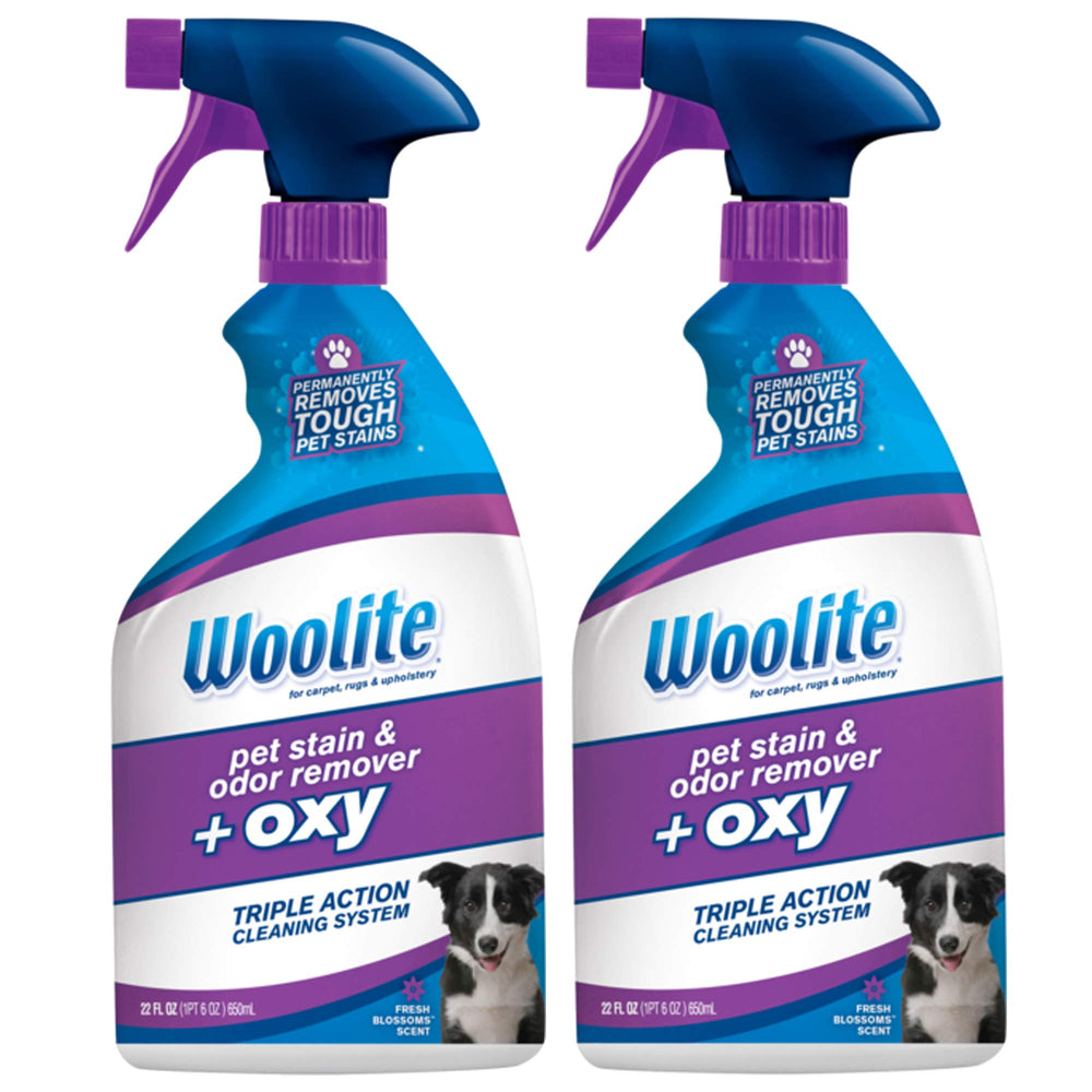 Limpieza de manchas y olores de mascotas al verter Woolite Pet Stain and Odor Plus Oxy en alfombras.