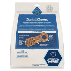 Blue Buffalo Dental Chews con textura rugosa ayuda a limpiar dientes al masticar.