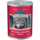 Blue Buffalo Wilderness: lata de salmón y pollo abierta para alimentar perros activos.