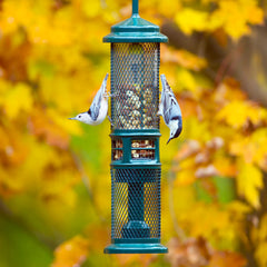 Brome Squirrel Buster Nut Feeder, dos mallas visibles, permite variar tipos de comida para aves.
