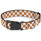 Buckle-Down collar plástico con cierre y patrón cuadros blanco-naranja para paseos con estilo.