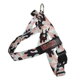 BullHug arnés ajustable para perro, enfoque frontal rosa camuflaje, ideal para paseos sin tirones.