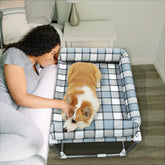 Caghash cama de costado para perro junto a la cama, cercanía nocturna.