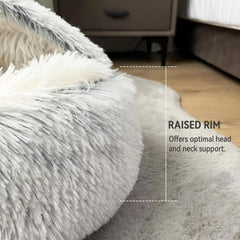 La cama gato cueva con capucha y manta es cálida y acogedora.