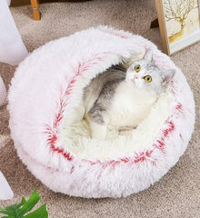 Interior acolchado suave en la cama rosa para apoyo y refugio cómodo.