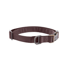 Collar Carhartt Field para perros grandes, ajuste cómodo y vino oscuro, ideal para paseos con poca luz.
