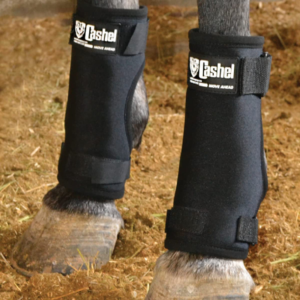 Botas Cashel con exterior de neopreno para protección de las patas delanteras.