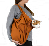 Cat-in-the-Bag Cozy Comfort Carrier en color caramelo, refugio suave para traslados de gatitos pequeños.