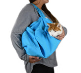 Cat-in-the-Bag Cozy Comfort Carrier muestra diseño espacioso para gatos grandes y cómodos.