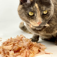 Cat Sushi Bonito Flakes textura ligera, perfecta para mezclar con el alimento húmedo.