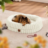 ChiXnuggle cama para perros mediana con pelo sintético, descanso suave y cálido.
