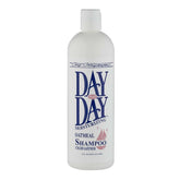 Chris Christensen Day to Day frasco: champú ultra concentrado listo para diluir en agua para baño de perros.
