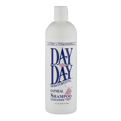 Chris Christensen Day to Day frasco: champú ultra concentrado listo para diluir en agua para baño de perros.