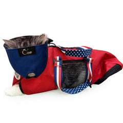 Cinf bolsa para gato con bandera roja, ideal para sesiones de cuidado seguras.