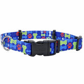 Coastal SecureAway en perro: protector de collar antipulgas con ajuste seguro para paseos.