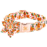 Collar navideño rosa con flor removible, ideal para paseos festivos