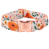 Elegante cola collar floral naranja para perros medianos, ideal para paseos diarios