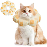 Cono suave para gatos ComSaf con diseño floral amarillo, facilita confort y visibilidad.